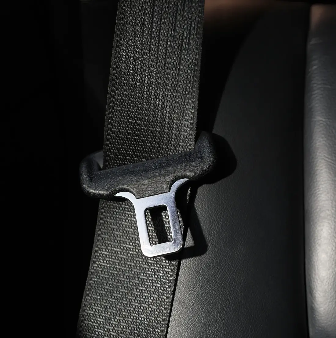 Moulded pillar loop guiding seat belt webbing with the metal tongue plate resting against it